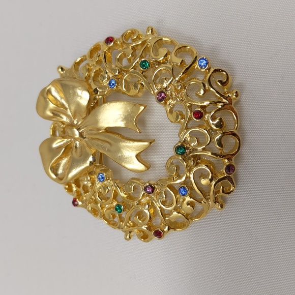 Christmas Wreath Brooch Pin Gold Toned Rhinestones Holiday - Picture 5 of 7